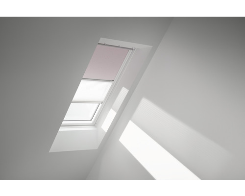Zatemňovací kombinovaná roleta na střešní okno VELUX DFD C02 4659SWL Střešní okno se žaluzií ve světlé místnosti