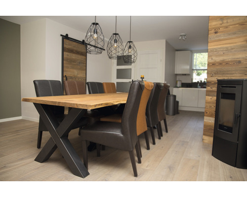 Jídelna s jídelním stolem, židlemi a závěsnými svítidly