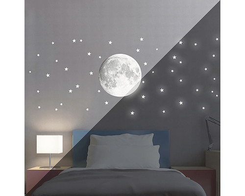 Nástěnná dekorace s motivy měsíce a hvězd v ložnici