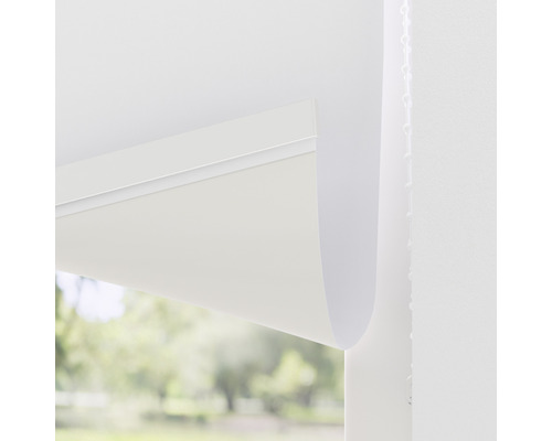 Roleta v okně se světlou látkou