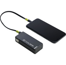Logo Goal Zero s připojeným mobilním telefonem a USB kabelem