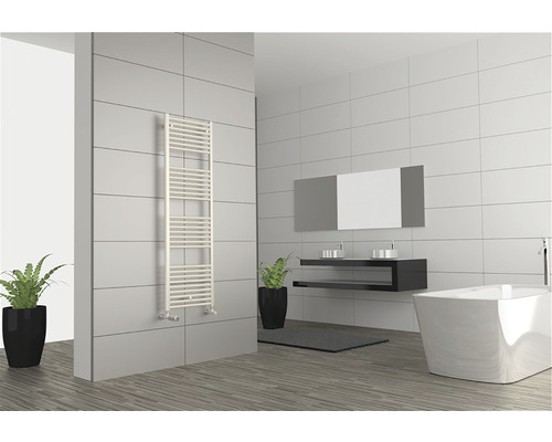 Světlá koupelna s koupelnovým radiátorem, umyvadlem a vanou