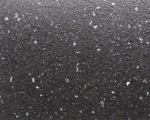 Kuchyňská pracovní deska MYRIADE BLACK 38x600x4100 mm Detailní záběr černé podlahové dlaždice s nepravidelnou texturou