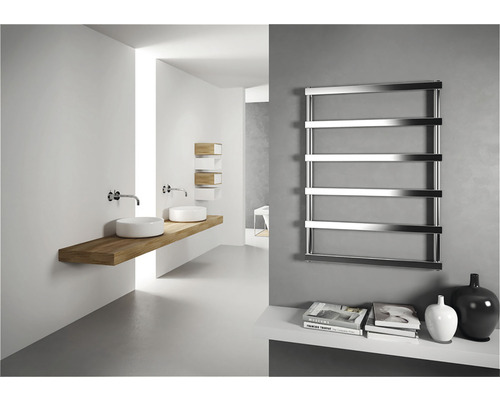 Koupelnový radiátor Cordivari ALESANDRA 740x530 mm INOX 3551680400003 Moderní koupelna s radiátorem na ručníky, umyvadlem a umyvadly na desku.