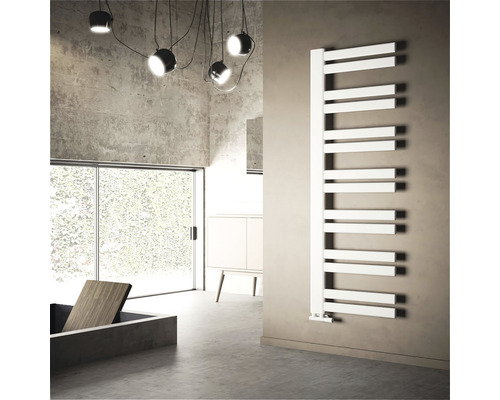 Koupelnový radiátor Cordivari ANDREA 410x500 mm bílý 3551776100003R01 Koupelna s designovým radiátorem pro montáž na stěnu a minimalistickým vybavením