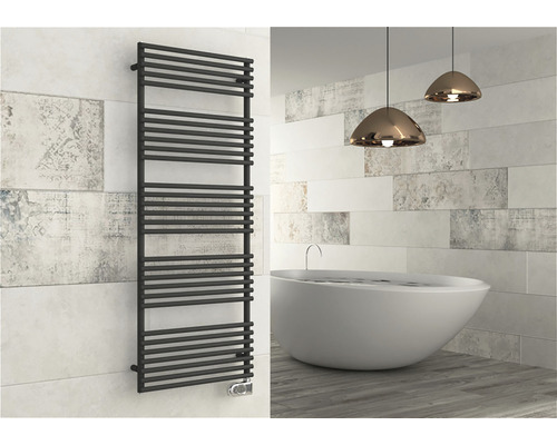 Koupelnový radiátor Cordivari Gloria 22 elektrický 1500x580 mm 3581666100013T01 Koupelna s černým ohřívačem ručníků, volně stojící vanou a závěsnými lampami.