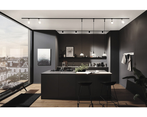 Moderní kuchyně s lištovými svítidly a závěsnými světly