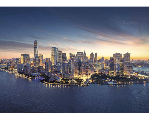 Panorama New York City za soumraku s mrakodrapy a vodou