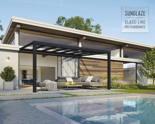 Moderní pergola z kovu a polykarbonátu podobného sklu v zahradě s bazénem