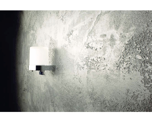 Nástěnné svítidlo na šedé zdi