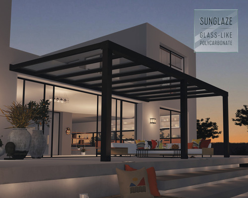 Terasa se skleněnou polykarbonátovou střechou a venkovním posezením