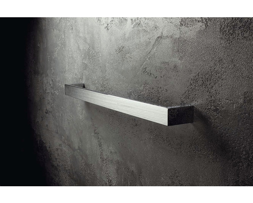 Kovový držák na ručníky pro montáž na stěnu v koupelně