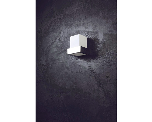 Krychlové nástěnné svítidlo na tmavé stěně