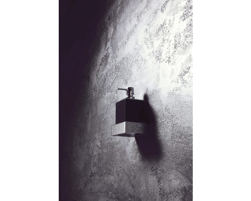 Nástěnný dávkovač mýdla v koupelně