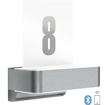 Svítidlo do zrcadlové skříňky s číslem osm a symbolem Bluetooth