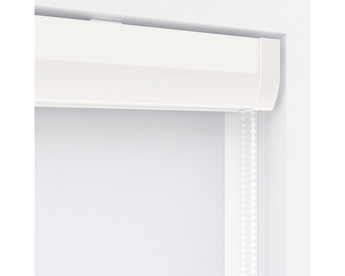 Roleta v okenním rámu s řetízkovým mechanismem