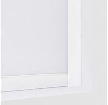 Detail bílého okenního rámu