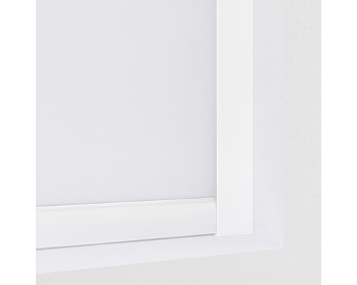 Detail bílého okenního rámu