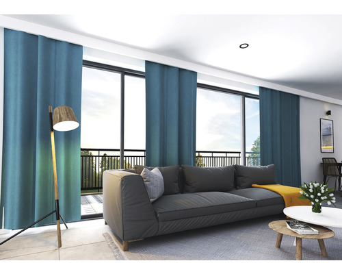 Obývací pokoj se závěsy, pohovkou, stojací lampou a konferenčním stolkem