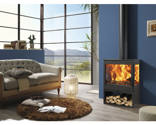 Obývací pokoj s kamny, pohovkou a velkým oknem s výhledem