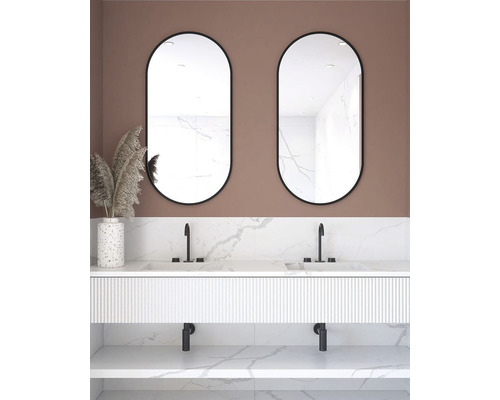 Koupelna s dvojitým umyvadlem, dvěma oválnými zrcadly a ozdobnou vázou