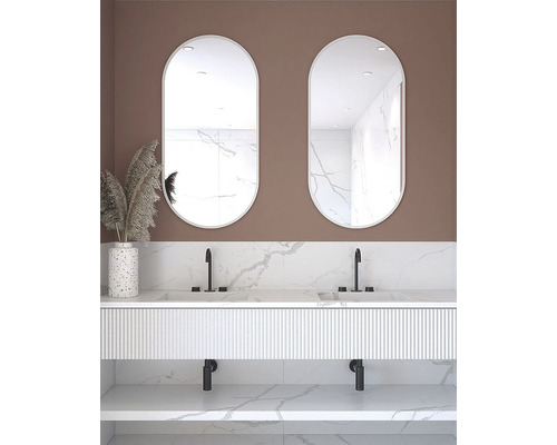Moderní koupelna s dvojitým umyvadlem, dvěma oválnými zrcadly a vzhledem mramoru