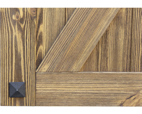 Detail dřevěných dveří s diagonálním vzorem ve tvaru Z a čtvercovým nýtem