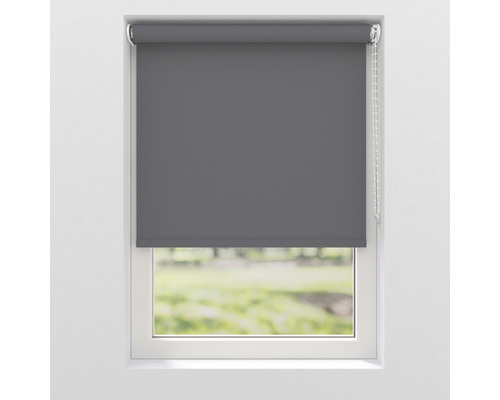 Šedá roleta na okně