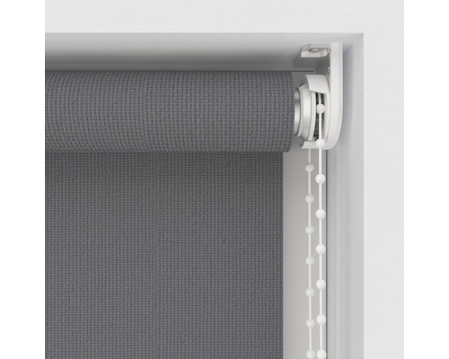 Šedá roleta s řetízkovým pohonem u okna