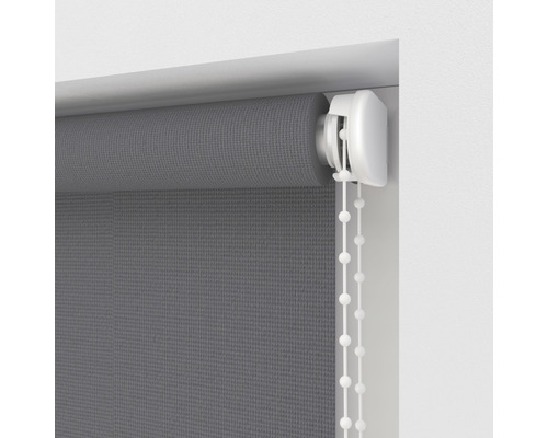 Šedá roleta s řetízkovým ovládáním pro dekoraci oken