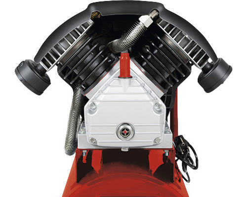 Detailní záběr kompresoru s pístovou jednotkou