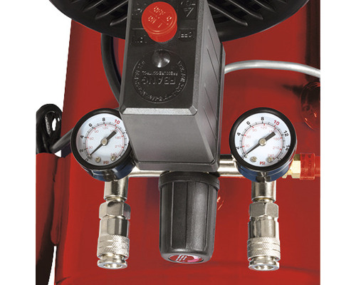 Detail kompresoru s manometry a regulátorem tlaku