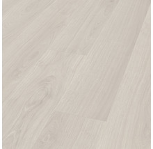 Světlá laminátová podlaha s dřevěným vzhledem