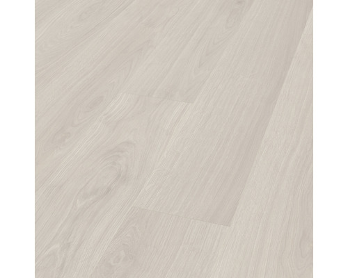 Světlá laminátová podlaha s dřevěným vzhledem