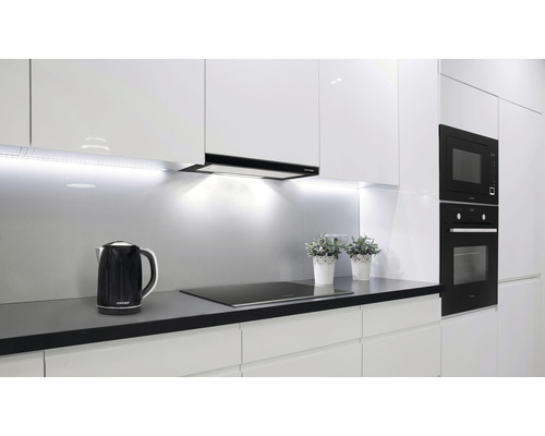 Moderní kuchyně s varnou konvicí, varnou deskou, digestoří, mikrovlnnou troubou a troubou