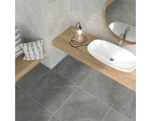 Moderní koupelna s šedými obklady, umyvadlová skříňka s umyvadlem na desku a zrcadlo