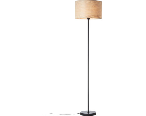 Stojací lampa s dřevěným stínidlem a černou kovovou základnou