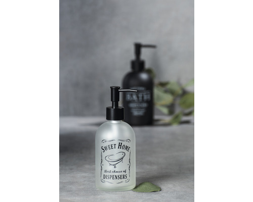 Dávkovač mýdla s nápisem do koupelny