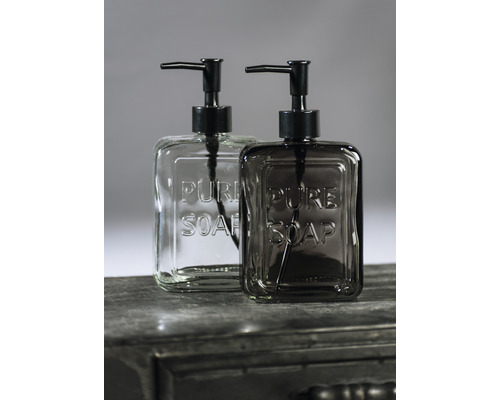 Dva dávkovače mýdla s nápisem ''Pure Soap'' a černým čerpadlem
