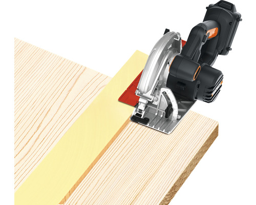 Akumulátorová okružní pila řeže dřevěnou desku
