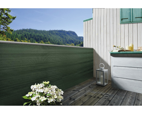 Balkon s ochranou soukromí, dřevěná terasa a komoda