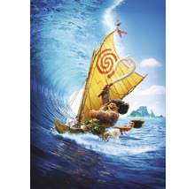 Scéna z filmu Vaiana s Vaianou, Maui a prasetem na plachetnici plující na vlně.