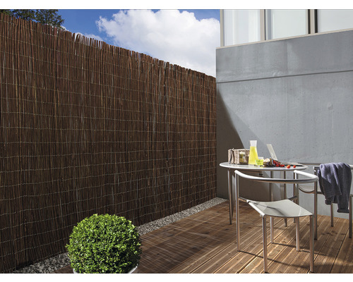 Rákosový plot na terase se stolem a židlemi