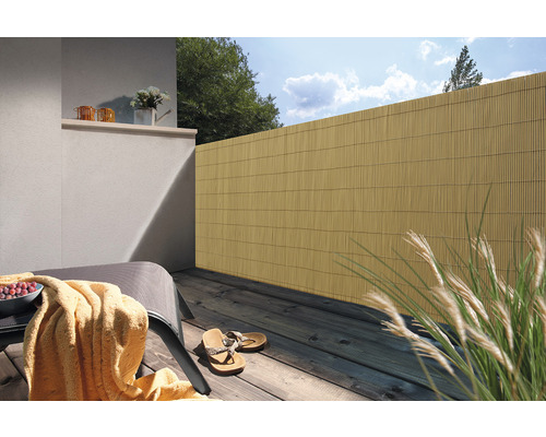 Balkónová scéna se zástěnou z bambusových rohoží