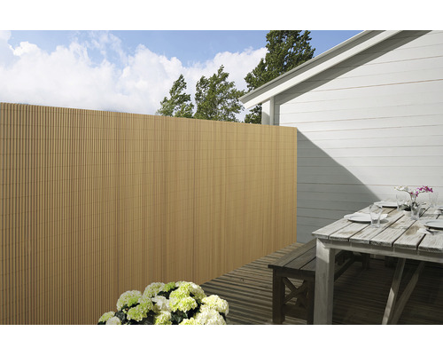 Exteriér se zástěnou pro soukromí, terasovým stolem a květinami