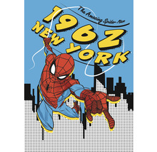 Spider-Man v komiksovém stylu před panoramatem New Yorku a nápisem 1962