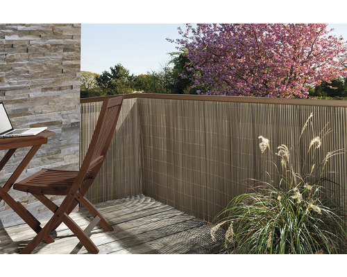 Terasa s bambusovou rohoží jako ochranou soukromí, dřevěnou podlahou, stolem a židlí