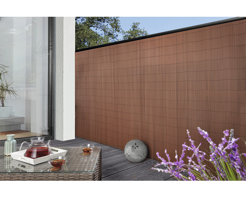 Balkon s ochranou soukromí, stolem a dekorací