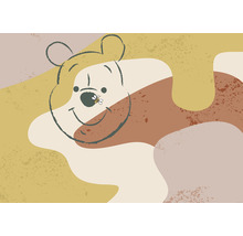 Ilustrace Medvídka Pú se včelou na nose na abstraktním pozadí