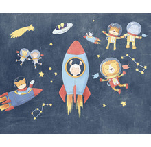 Ilustrace se zvířaty v kostýmech astronautů, raketami a hvězdami na tmavém pozadí